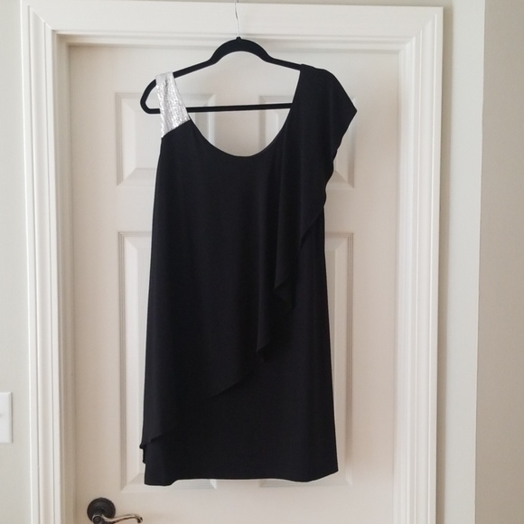 Dresses & Skirts - Flattering sexy black dress! Size 12